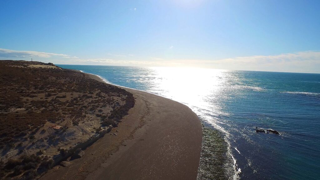 Vista aérea de la playa y el mar en Punta Norte, Península Valdés